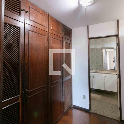 Casa à venda com 1240m², 3 quartos e 8 vagas Casa à venda com 1240m², 3 quartos e 8 vagasCloset