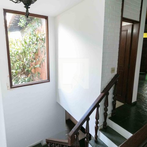 Casa à venda com 1240m², 3 quartos e 8 vagas Casa à venda com 1240m², 3 quartos e 8 vagasEscada