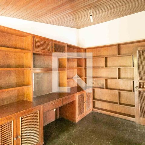 Casa à venda com 1240m², 3 quartos e 8 vagas Casa à venda com 1240m², 3 quartos e 8 vagasEscritório