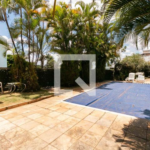 Casa à venda com 1240m², 3 quartos e 8 vagas Casa à venda com 1240m², 3 quartos e 8 vagasPiscina