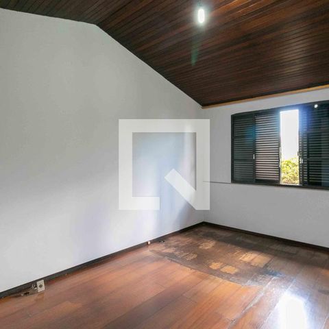 Casa à venda com 1240m², 3 quartos e 8 vagas Casa à venda com 1240m², 3 quartos e 8 vagasSuite