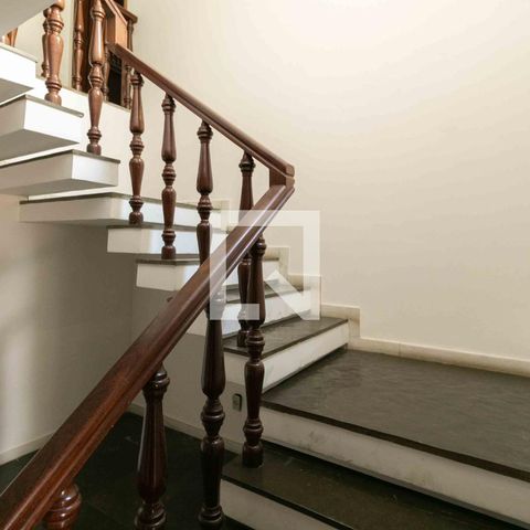 Casa à venda com 1240m², 3 quartos e 8 vagas Casa à venda com 1240m², 3 quartos e 8 vagasEscada
