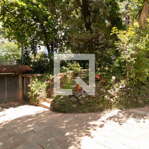 Casa à venda com 1240m², 3 quartos e 8 vagas Casa à venda com 1240m², 3 quartos e 8 vagasÁrea Externa