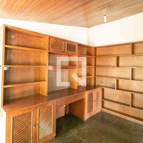 Casa à venda com 1240m², 3 quartos e 8 vagas Casa à venda com 1240m², 3 quartos e 8 vagasEscritório