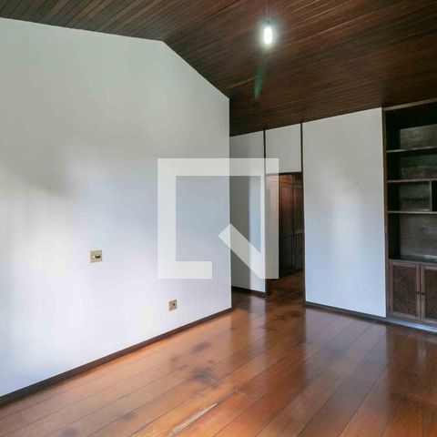 Casa à venda com 1240m², 3 quartos e 8 vagas Casa à venda com 1240m², 3 quartos e 8 vagasSuite
