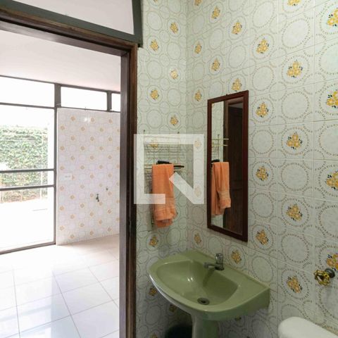 Casa à venda com 1240m², 3 quartos e 8 vagas Casa à venda com 1240m², 3 quartos e 8 vagasBanheiro de Serviço