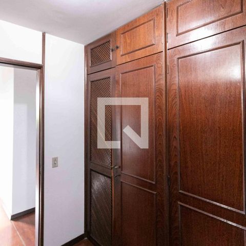 Casa à venda com 1240m², 3 quartos e 8 vagas Casa à venda com 1240m², 3 quartos e 8 vagasCloset
