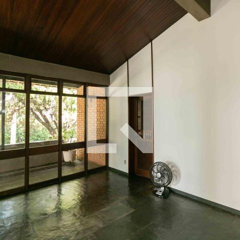 Casa à venda com 1240m², 3 quartos e 8 vagas Casa à venda com 1240m², 3 quartos e 8 vagasSala