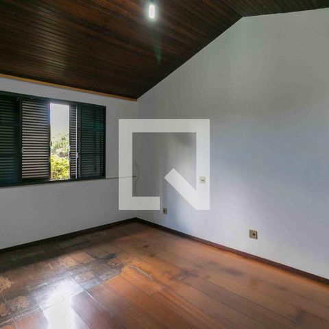 Casa à venda com 1240m², 3 quartos e 8 vagas Casa à venda com 1240m², 3 quartos e 8 vagasSuite