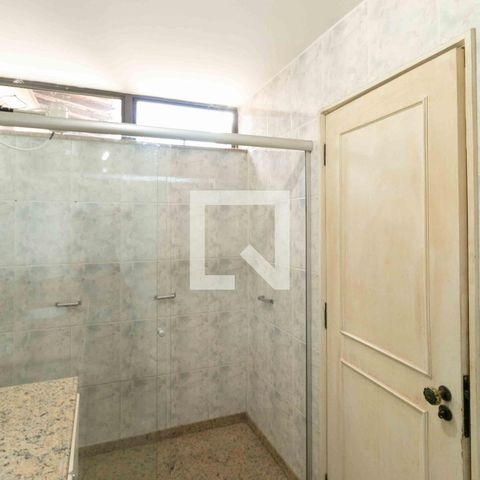 Casa à venda com 1240m², 3 quartos e 8 vagas Casa à venda com 1240m², 3 quartos e 8 vagasBanheiro Suite