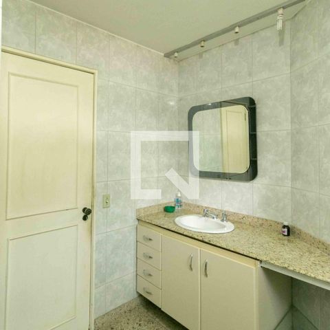 Casa à venda com 1240m², 3 quartos e 8 vagas Casa à venda com 1240m², 3 quartos e 8 vagasBanheiro Social
