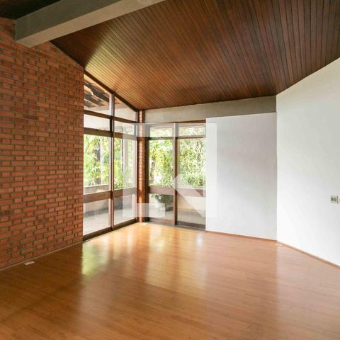 Casa à venda com 1240m², 3 quartos e 8 vagas Casa à venda com 1240m², 3 quartos e 8 vagasSala