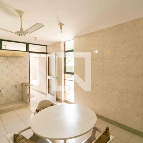 Casa à venda com 1240m², 3 quartos e 8 vagas Casa à venda com 1240m², 3 quartos e 8 vagasCozinha