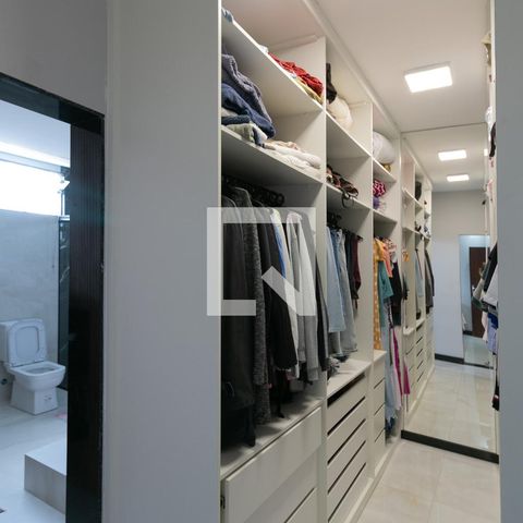 Casa à venda com 360m², 3 quartos e 3 vagas Casa à venda com 360m², 3 quartos e 3 vagasCloset da suíte