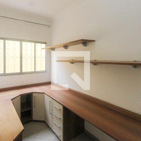 Casa à venda com 260m², 3 quartos e 2 vagasEscritório