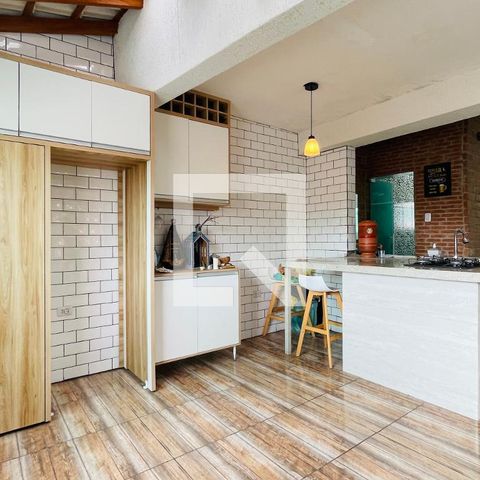 Casa à venda com 165m², 4 quartos e 2 vagas Casa à venda com 165m², 4 quartos e 2 vagasCozinha e Área de Serviço