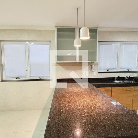 Casa de condomínio à venda com 400m², 4 quartos e 6 vagas Casa de condomínio à venda com 400m², 4 quartos e 6 vagasCozinha