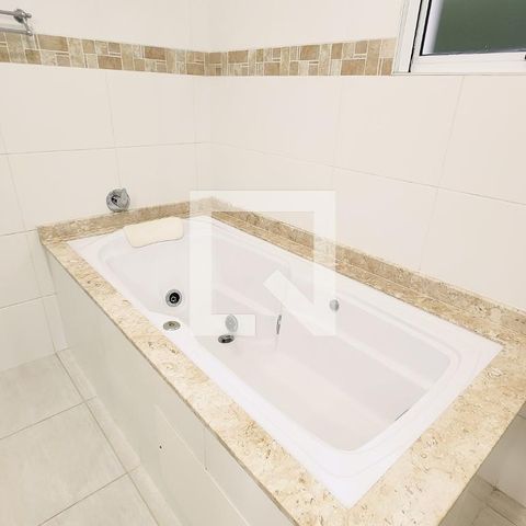 Casa de condomínio à venda com 400m², 4 quartos e 6 vagas Casa de condomínio à venda com 400m², 4 quartos e 6 vagasBanheiro da Suíte 2