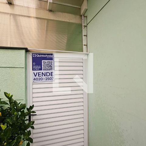 Casa de condomínio à venda com 400m², 4 quartos e 6 vagas Casa de condomínio à venda com 400m², 4 quartos e 6 vagasFachada + Plaquinha