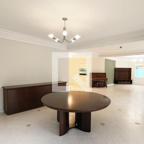 Casa de condomínio à venda com 400m², 4 quartos e 6 vagas Casa de condomínio à venda com 400m², 4 quartos e 6 vagasSala