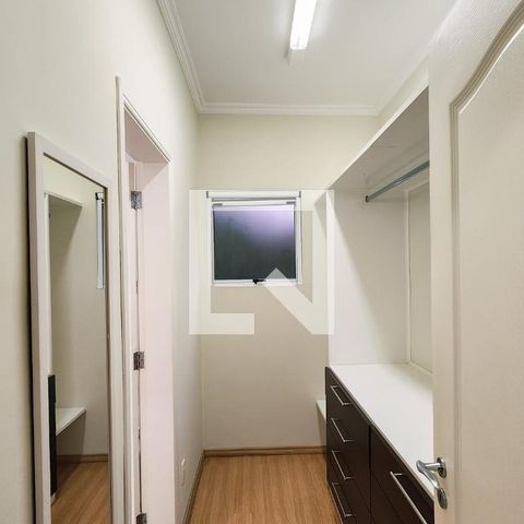 Casa de condomínio à venda com 400m², 4 quartos e 6 vagas Casa de condomínio à venda com 400m², 4 quartos e 6 vagasCloset da suíte 2