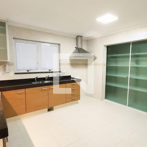 Casa de condomínio à venda com 400m², 4 quartos e 6 vagas Casa de condomínio à venda com 400m², 4 quartos e 6 vagasCozinha