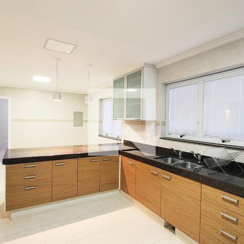 Casa de condomínio à venda com 400m², 4 quartos e 6 vagas Casa de condomínio à venda com 400m², 4 quartos e 6 vagasCozinha