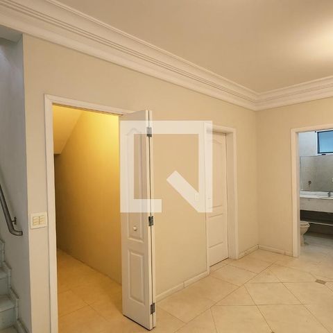 Casa de condomínio à venda com 400m², 4 quartos e 6 vagas Casa de condomínio à venda com 400m², 4 quartos e 6 vagasSala