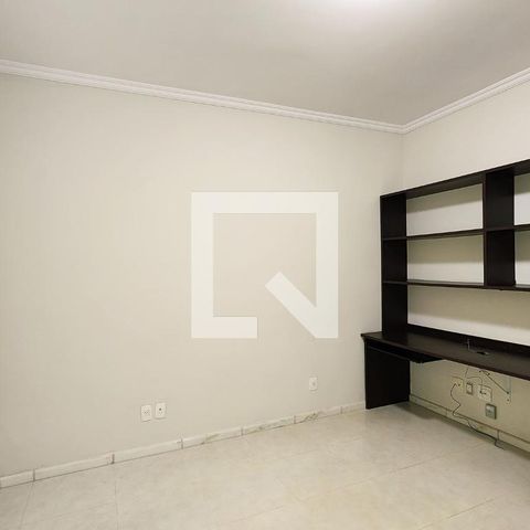 Casa de condomínio à venda com 400m², 4 quartos e 6 vagas Casa de condomínio à venda com 400m², 4 quartos e 6 vagasEscritório