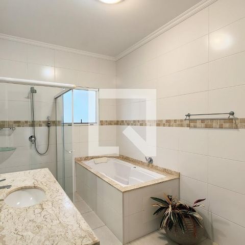 Casa de condomínio à venda com 400m², 4 quartos e 6 vagas Casa de condomínio à venda com 400m², 4 quartos e 6 vagasBanheiro da Suíte 4