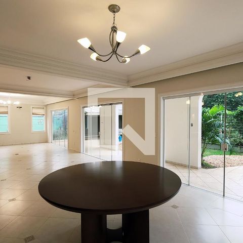 Casa de condomínio à venda com 400m², 4 quartos e 6 vagas Casa de condomínio à venda com 400m², 4 quartos e 6 vagasSala