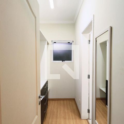 Casa de condomínio à venda com 400m², 4 quartos e 6 vagas Casa de condomínio à venda com 400m², 4 quartos e 6 vagasCloset da suíte