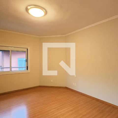 Casa de condomínio à venda com 400m², 4 quartos e 6 vagas Casa de condomínio à venda com 400m², 4 quartos e 6 vagasSuíte