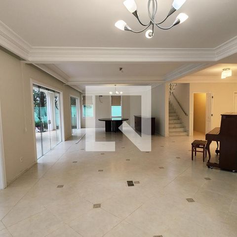 Casa de condomínio à venda com 400m², 4 quartos e 6 vagas Casa de condomínio à venda com 400m², 4 quartos e 6 vagasSala