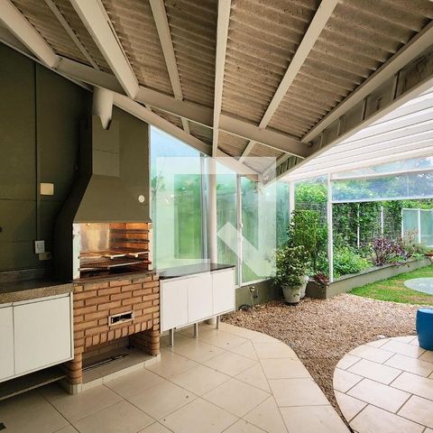 Casa de condomínio à venda com 400m², 4 quartos e 6 vagas Casa de condomínio à venda com 400m², 4 quartos e 6 vagasQuintal
