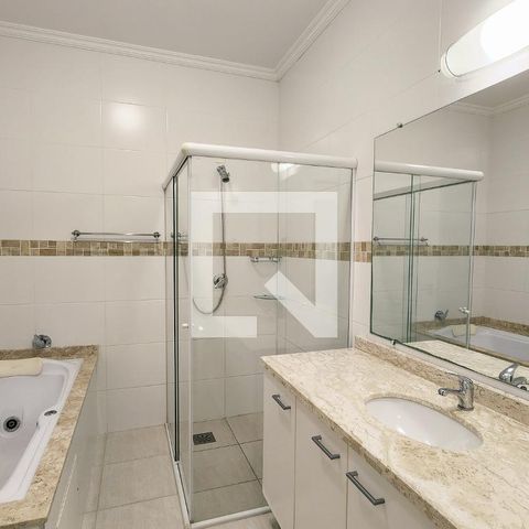 Casa de condomínio à venda com 400m², 4 quartos e 6 vagas Casa de condomínio à venda com 400m², 4 quartos e 6 vagasBanheiro da Suíte