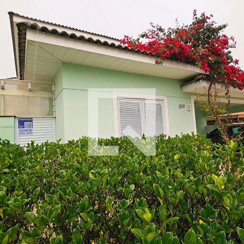 Casa de condomínio à venda com 400m², 4 quartos e 6 vagas Casa de condomínio à venda com 400m², 4 quartos e 6 vagasFachada