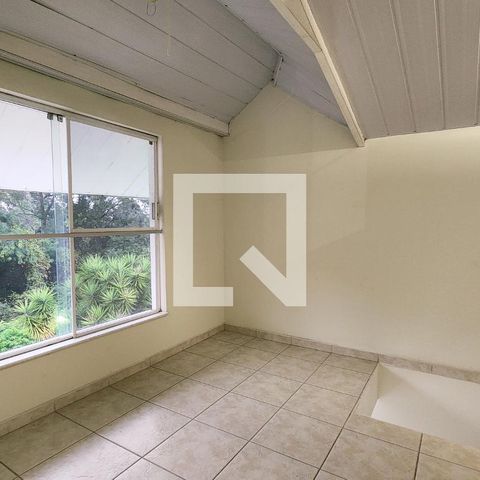 Casa de condomínio à venda com 400m², 4 quartos e 6 vagas Casa de condomínio à venda com 400m², 4 quartos e 6 vagasSótão
