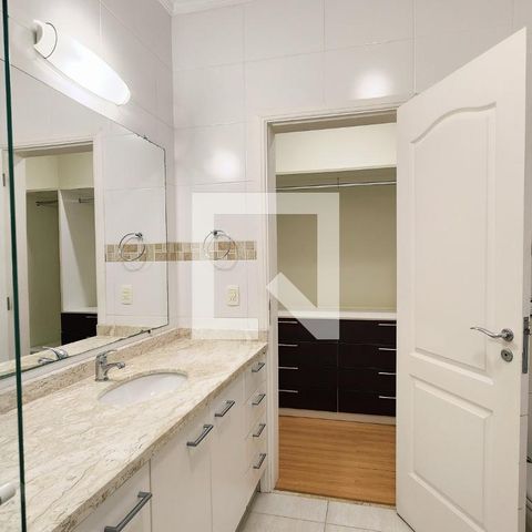 Casa de condomínio à venda com 400m², 4 quartos e 6 vagas Casa de condomínio à venda com 400m², 4 quartos e 6 vagasBanheiro da Suíte