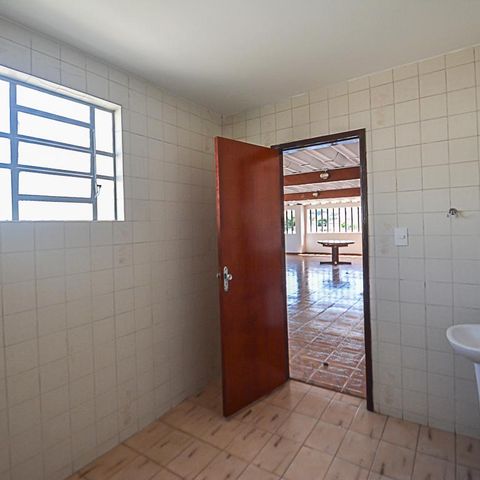 Casa à venda com 328m², 3 quartos e 6 vagasBanheiro de Serviço
