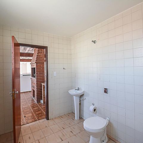 Casa à venda com 328m², 3 quartos e 6 vagasBanheiro de Serviço