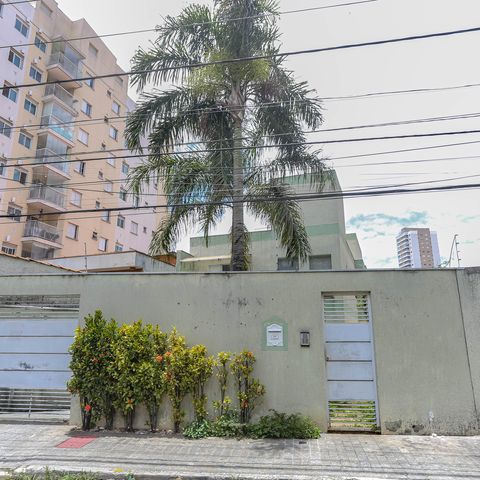 Casa de condomínio à venda com 167m², 3 quartos e 1 vaga Casa de condomínio à venda com 167m², 3 quartos e 1 vagaFachada