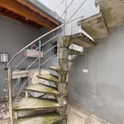 Casa para alugar com 300m², 1 quarto e 1 vaga Casa para alugar com 300m², 1 quarto e 1 vagaEscada