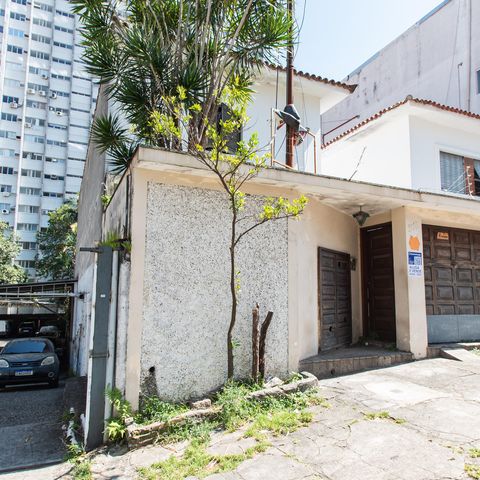 Casa para alugar com 300m², 3 quartos e 3 vagasFachada