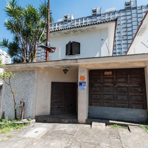 Casa para alugar com 300m², 3 quartos e 3 vagasFachada