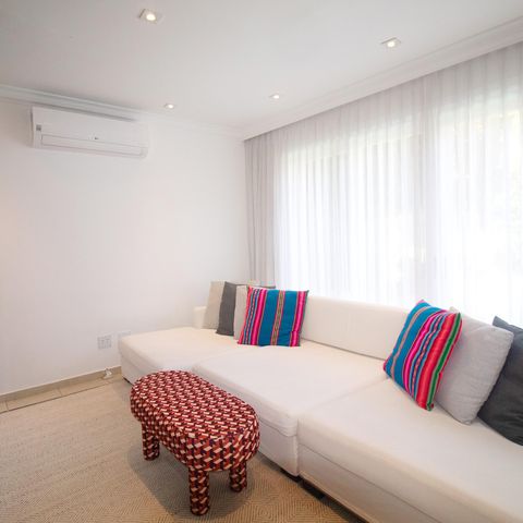 Casa à venda com 460m², 4 quartos e 3 vagas Casa à venda com 460m², 4 quartos e 3 vagasSala 2