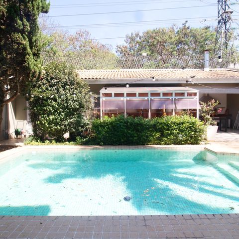 Casa à venda com 460m², 4 quartos e 3 vagas Casa à venda com 460m², 4 quartos e 3 vagasÁrea comum