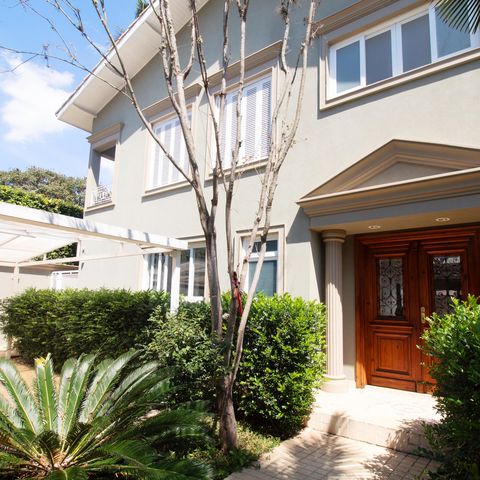 Casa à venda com 460m², 4 quartos e 3 vagas Casa à venda com 460m², 4 quartos e 3 vagasFachada