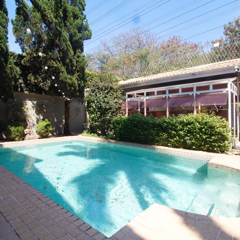 Casa à venda com 460m², 4 quartos e 3 vagas Casa à venda com 460m², 4 quartos e 3 vagasÁrea comum