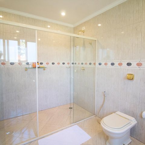 Casa à venda com 460m², 4 quartos e 3 vagas Casa à venda com 460m², 4 quartos e 3 vagasBanheiro do Quarto 2